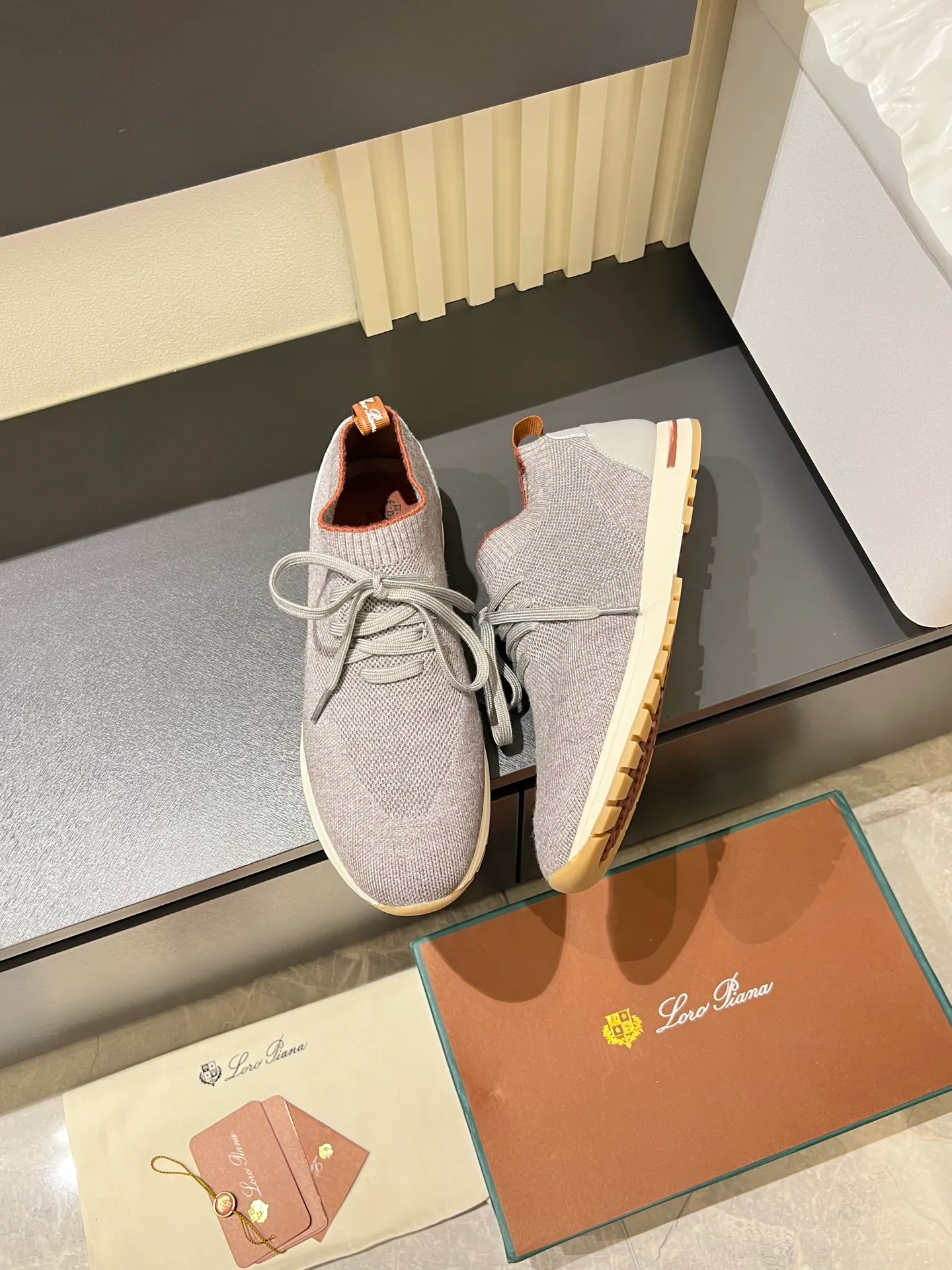 Men's Men's Shoes 💰p380 Loro Men's Shoes 💰piana/Noyo Piana 360 L Men's Shoes 💰p Flexy Walk Men's Sports Shoes These sports shoes are made of knitted wool uppers, and the heel is wrapped in smooth calf leather. Merino sheep are selected from Australia and New Zealand. The upper is machine-woven like a sweater, and then equipped with a white rubber outsole and a Kummel-colored sole. It is both beautiful and non-slip. The fabric is 100% cashmere and the insole is calf leather. It is super comfortable on the feet! Comes with full original packaging! Multiple colors available! Size: 38-44 (45 customized)